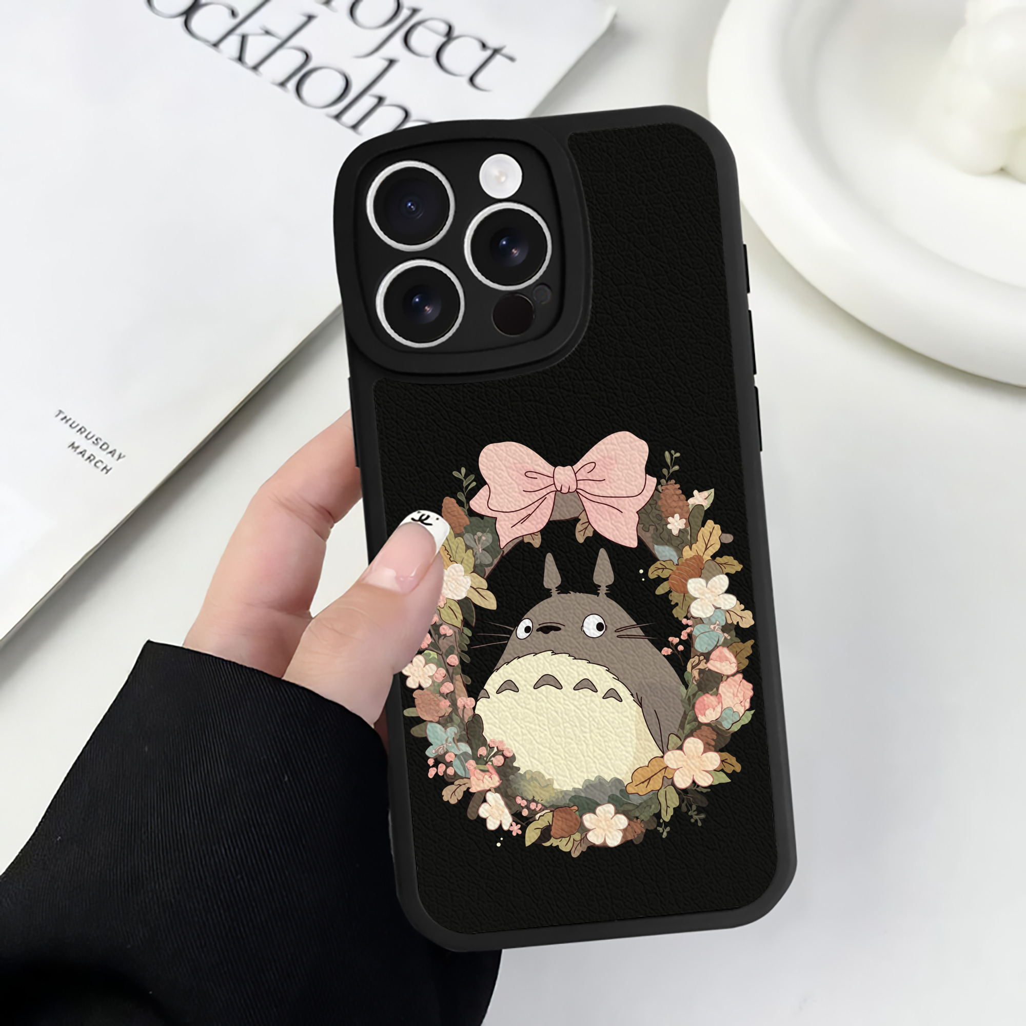 （画像用） となりのトトロ 草壁メイ 草壁サツキ My Neighbor Totoro Satsuki Kusakabe Mei Kusakabe 【iPhone 16シリーズ対応】シリコンスマホケース（レザー調） 材質：シリコン